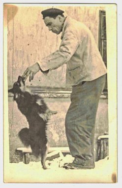 Yaşlı adam köpekle oynamayı Retro Fotoğraf gösterir. 