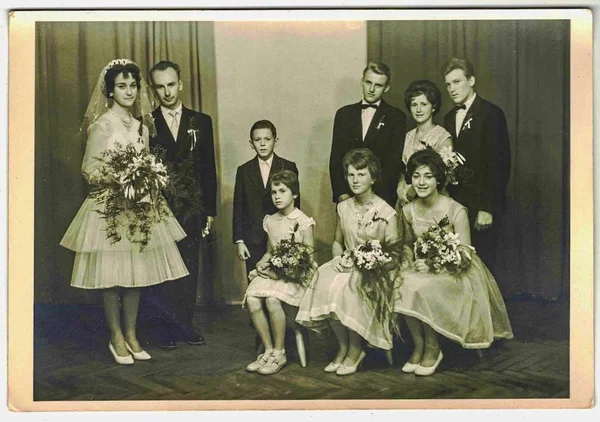 Foto vintage mostra sposi e invitati al matrimonio. Fotografia retrò bianco nero . — Foto Stock