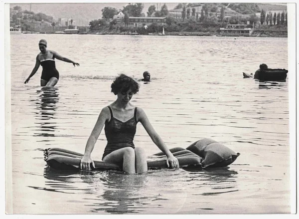 Foto retro muestra a la mujer relajándose en la tumbona de la piscina. Negro foto blanca — Foto de Stock