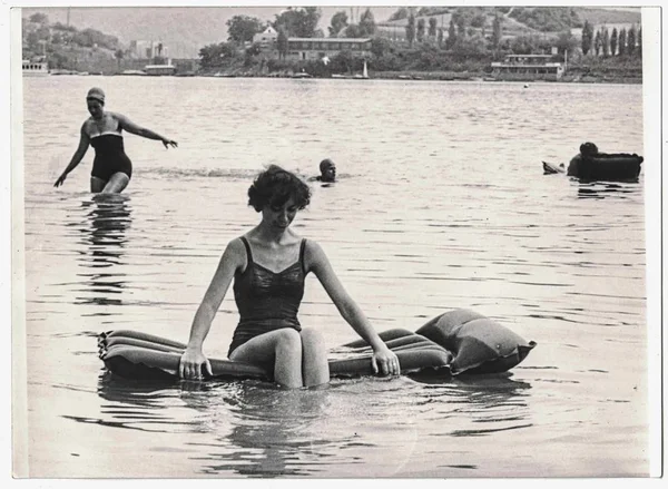 Retro Fotoğraf kadın havuzu tembel üzerinde rahatlatıcı gösterir. Siyah beyaz fotoğraf