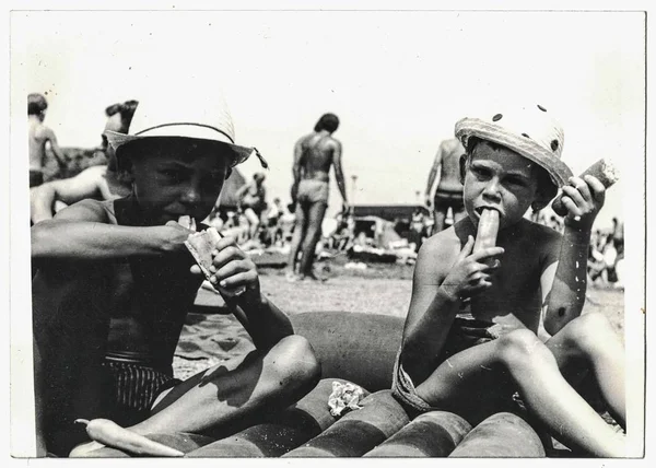 Foto retrô mostra dois meninos gostando de comida durante o verão. Fotografia branca preta . — Fotografia de Stock