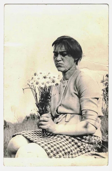 Foto retro muestra chica con manojo de margarita lunar. Fotografía blanca negra . — Foto de Stock