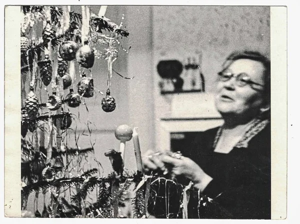 Retro foto toont vrouw en kerstboom. Zwart wit fotografie. — Stockfoto