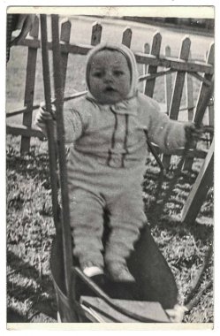 Retro Fotoğraf yürümeye başlayan çocuk parkında oynayan gösterir. Açık havada salıncakta sallanan çocuk. Siyah beyaz vintage fotoğraf.