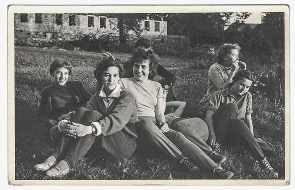 Foto retrô mostra os jovens relaxando e aproveitando o tempo ao ar livre. Preto e branco vintage fotografia . — Fotografia de Stock