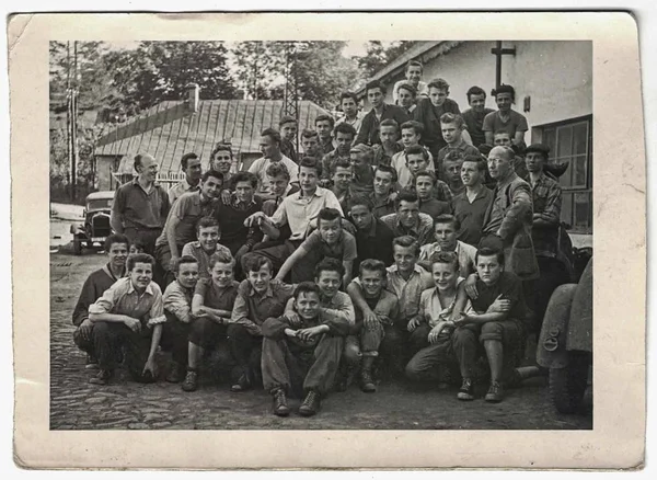 Ρετρό φωτογραφία δείχνει ομάδα αγοριών του σχολείου. Αγόρια γυμνασίου σε σχολική εκδρομή με εκπαιδευτικούς. — Φωτογραφία Αρχείου