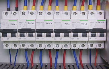 Kontrol küp biçiminde gösterilir. Elektrikli cihaz ve devre kesiciler güç durumda içinde.