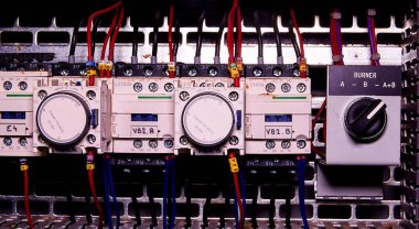 Kontrol küp biçiminde gösterilir. Elektrikli cihaz ve devre kesiciler güç durumda içinde