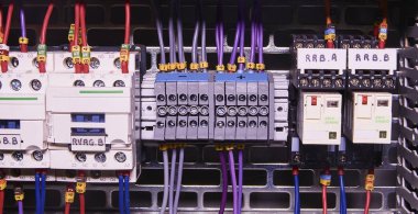 Kontrol küp biçiminde gösterilir. Elektrik Kontaktörler ve devre kesiciler güç durumda içinde
