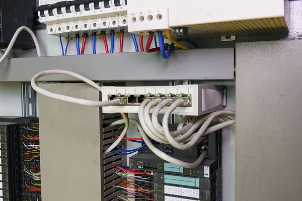 Afbeelding toont controle kast. Multimode fiber-switch en stroomonderbrekers in macht behuizing — Stockfoto