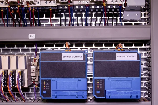 A imagem mostra o cubículo de controle. Dispositivo elétrico - controle de queimador dentro da caixa de energia — Fotografia de Stock