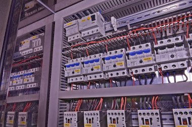 Devre kesiciler gösterilir. Yakın çekim. Modern dağıtım case. HDR etkisi