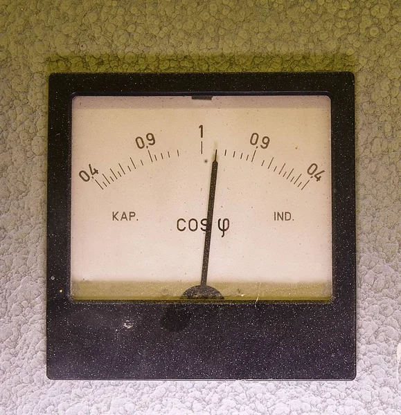 Starý analogový přístroj-účiník metr isolaated na šedém pozadí — Stock fotografie