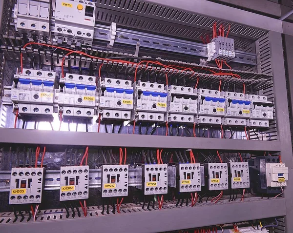 A imagem mostra disjuntores e contatores elétricos. Close-up. Caso de distribuição moderna. Contorl cubículo — Fotografia de Stock