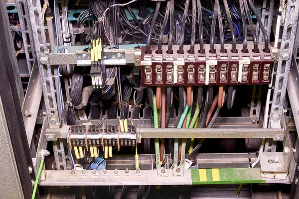 Closeup eski dağıtım durumda bitki. Sistem yapı kabin içinde elektrik sistemi. Eski elektrik paneli. Elektrik santrali. Güncel olmayan güç kaynağı — Stok fotoğraf