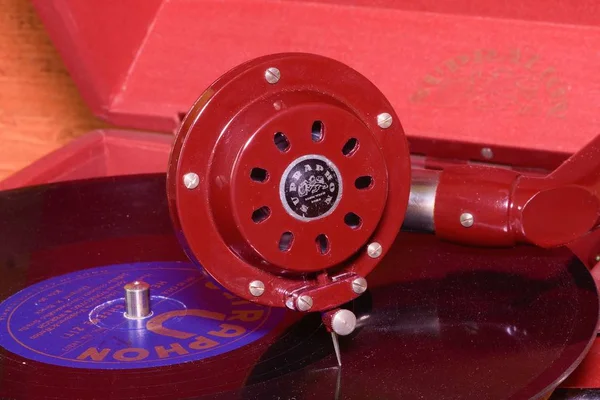 画像は、ビンテージの蓄音機の有名なチェコのブランド Supraphone を示しています。赤いゼンマイ蓄音機、ビニール レコード ブランド録音: . — ストック写真