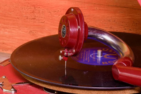画像は、ビンテージの蓄音機の有名なチェコのブランド Supraphone を示しています。赤いゼンマイ蓄音機、ビニール レコード ブランド録音: . — ストック写真