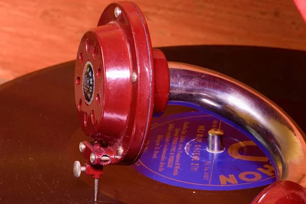 Resim antika gramofon ünlü Çek markası Supraphone gösterir. Kırmızı kurmalı gramofon ve vinil plak marka Ultraphon . — Stok fotoğraf
