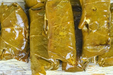 Şarap pilav ile doldurulmuş bırakır. Geleneksel Yunan ve Akdeniz mutfağı. Yakın çekim