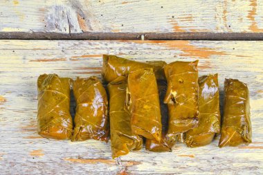 Şarap pilav ile doldurulmuş bırakır. Geleneksel Yunan ve Akdeniz mutfağı. Yakın çekim. Beyaz rustik arka plan