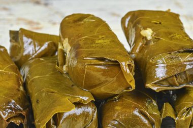 Şarap pilav ile doldurulmuş bırakır. Geleneksel Yunan ve Akdeniz mutfağı. Yakın çekim