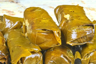 Şarap pilav ile doldurulmuş bırakır. Geleneksel Yunan, Türk, Lübnan ve Akdeniz mutfağı. Yakın çekim. Sağlıklı kavramı