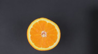 Siyah arka plan üzerine döndürülmüş turuncu ikiye ayırmak. 4 k çözünürlük