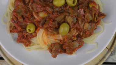Zeytin ve domates soslu makarna. Döndürülmüş vur. 4 k çözünürlük