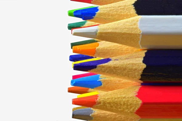 Гострі кінчики олівців. Яскраві кольорові олівці. Кольорові олівці на білому тлі з вибірковим фокусом. Напишіть свій текст на білому тлі. Копіювати простір — стокове фото