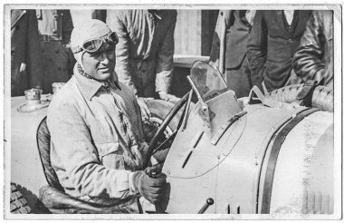 Louis Chiron bir Monegasque yarış pilotu Brno pistinde araba yarışına hazırlanıyor - Masaryk Grand Prix. Chiron Bugatti 'nin arabasını kullanıyor..