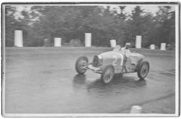 Louis Chiron um piloto de corrida monegasco se prepara para a corrida de carro no circuito Brno Masaryk Grand Prix. Chiron conduz o carro Bugatti. Chiron vence o Grande Prêmio 1932 . — Fotografia de Stock