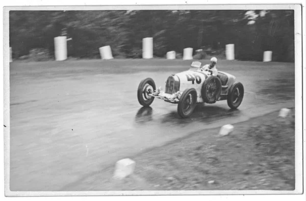 Hans Simons PiLeSi Racing Team - um piloto de corrida alemão no circuito Brno - Masaryk Grand Prix. Simons dirige o carro Bugatti . — Fotografia de Stock