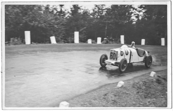 Frantisek Hosfalek- um piloto de corrida da Checoslováquia drivess no circuito Brno Masaryk Grand Prix. Hosfalek dirige carro "Z" . — Fotografia de Stock