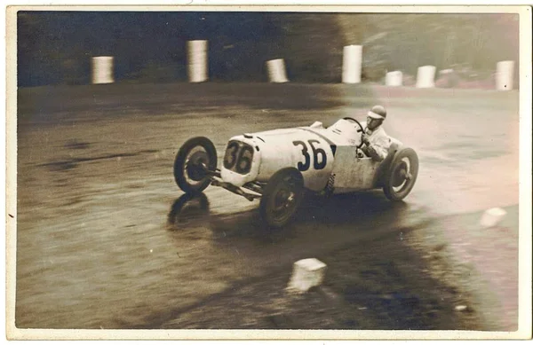 Gerhard Macher - um piloto de corridas alemão no circuito Brno - Masaryk Grand Prix. Macher dirige carro Bugatti . — Fotografia de Stock