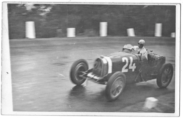 Adolf Szczyzycki - um piloto de corridas da Checoslováquia no circuito Brno - Masaryk Grand Prix. Sojka dirige carro Wikov . — Fotografia de Stock