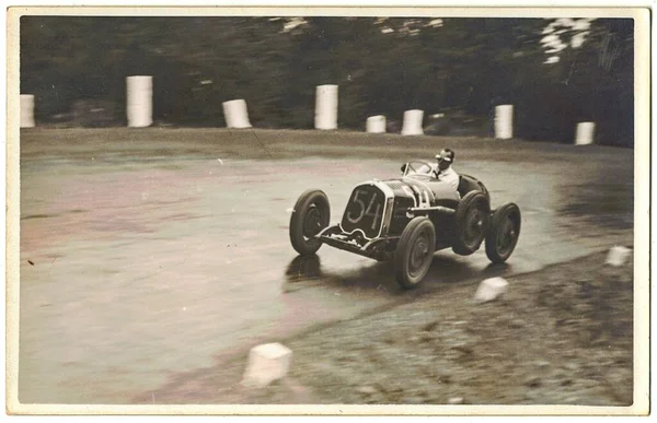 Achille Varzi - włoski kierowca wyścigowy na torze w Brnie - Grand Prix Masaryka. Varzi prowadzi samochód Bugatti. — Zdjęcie stockowe