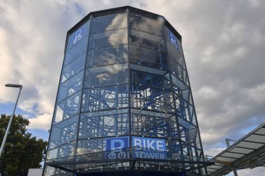 Bisiklet için park etmek. Bisikletini şehir merkezine park etmeyi. Modern şehir bisikletçileri için akıllıca bir çözüm