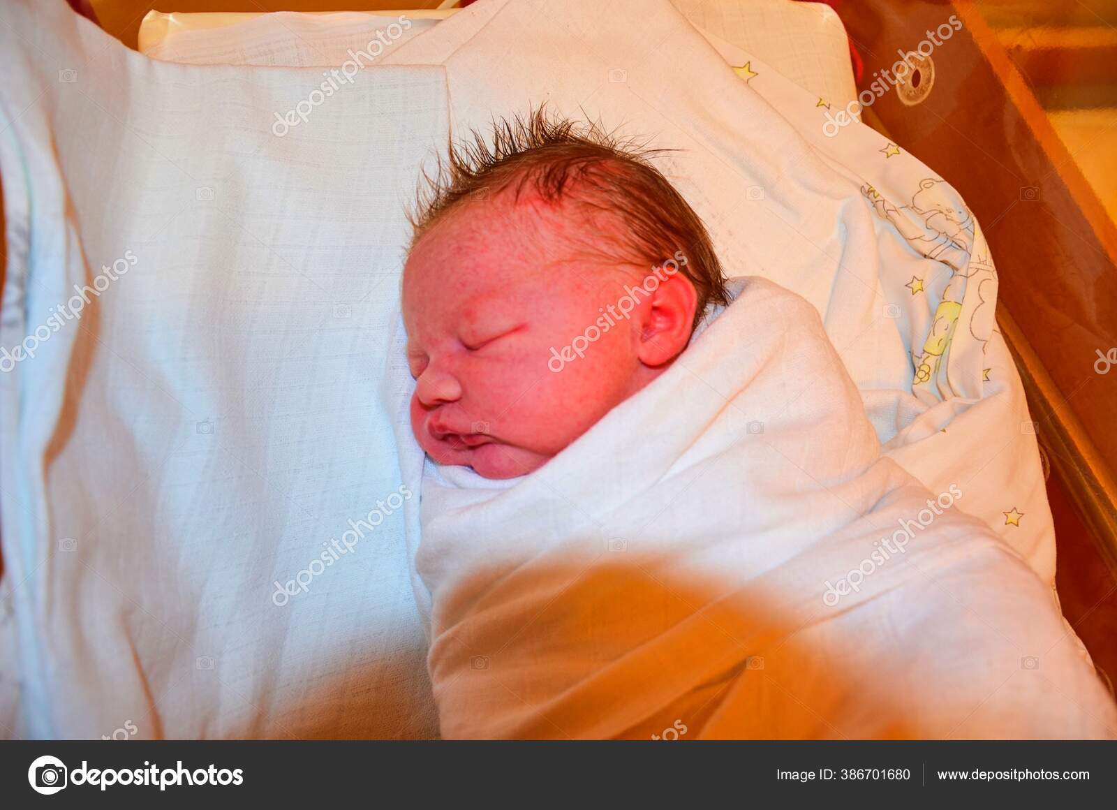 新生児 病院の女の子 新生児の女の子 3 5時間 暖かい服 ストック写真 C Romannerud