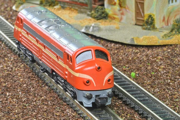 柴油机火车头的完美模型.铁路模型上的火车业余爱好模型 — 图库照片