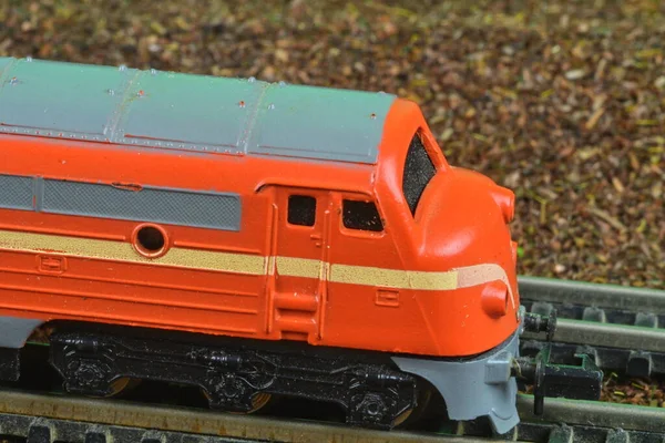 完美的橙色柴油发动机模型。铁路模型上的火车业余爱好模型。四.后续行动 — 图库照片