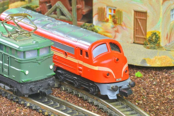 电力机车和柴油机车的完美模型.铁路模型上的火车业余爱好模型。四.后续行动 — 图库照片