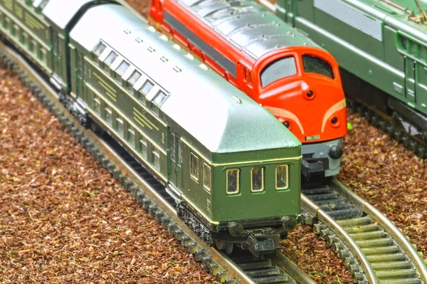 铁路轨道交通模型的特写。柴油机火车头的完美模型.铁路模型上的火车业余爱好模型。四.后续行动 — 图库照片