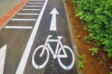 Yol işaretli bölüm bisikletçilerin hareketlerini düzenliyor. Yoldaki bisiklet tabelaları. Bisiklet yolu ve ok. Bisiklet ve modern ekolojik toplum hareketi