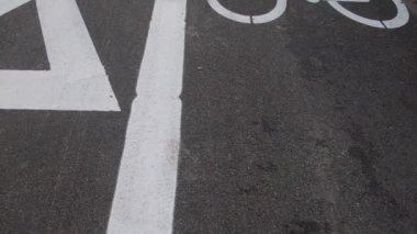 Bisikletçiler ve patenciler için şehir şeridi. Yoldaki bisiklet tabelaları. Bisiklet yolu ve ok. Bisiklet ve modern ekolojik toplum hareketi