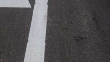Yol işaretli bölüm bisikletçilerin hareketlerini düzenliyor. Yoldaki bisiklet tabelaları. Bisiklet yolu ve ok. Bisiklet ve modern ekolojik toplum hareketi