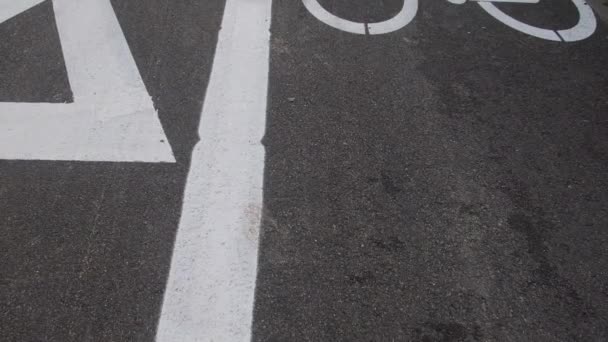 सायकलस्वार आणि सायकलस्वारांसाठी सिटी लेन रस्त्यावर सायकल चिन्हे आहेत. बाण सह सायकल रस्ता. सायकल आणि आधुनिक पर्यावरणीय सार्वजनिक चळवळ — स्टॉक व्हिडिओ