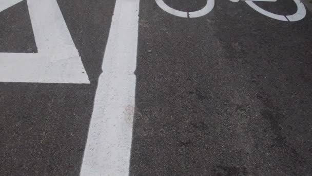 Cidade pista para ciclistas e patinadores. Sinais de bicicleta na estrada. Estrada de bicicleta com seta. Bicicleta e movimento público ecológico moderno — Vídeo de Stock