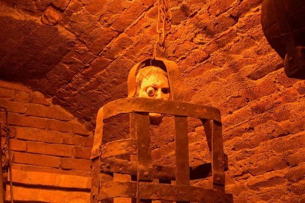 Ferro appeso gabbia di tortura medievale. Tortura medievale — Foto Stock