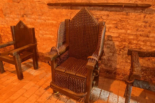 拷問装置-鉄の椅子。被害者は真鍮のいくつかのストリップやプレートに座っていたと開いて炎の上に配置し、ゆっくりと生きてロースト — ストック写真