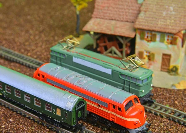Close-up do modelo de transporte ferroviário nas vias férreas. Modelo perfeito da locomotiva diesel. Modelo de hobby de trem na ferrovia modelo. Close-up — Fotografia de Stock